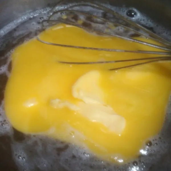 Tambahkan butter aduk hingga rata, tambahkan kental manis, garam dan vanilla bubuk aduk rata