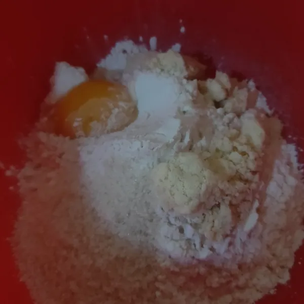 Campur tepung terigu, gula, kuning telur, susu bubuk, aduk rata,tambahkan air sedikit demi sedikit, sisakan 20 ml.