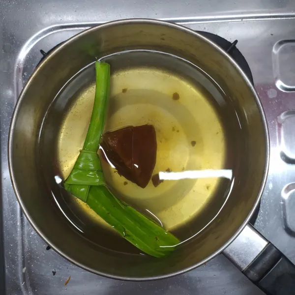 Rebus air bersama gula merah dan daun pandan sampai gula larut.