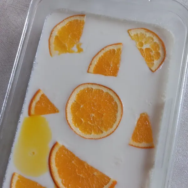 Sebelum puding set taruh irisan jeruk di atasnya, dinginkan.