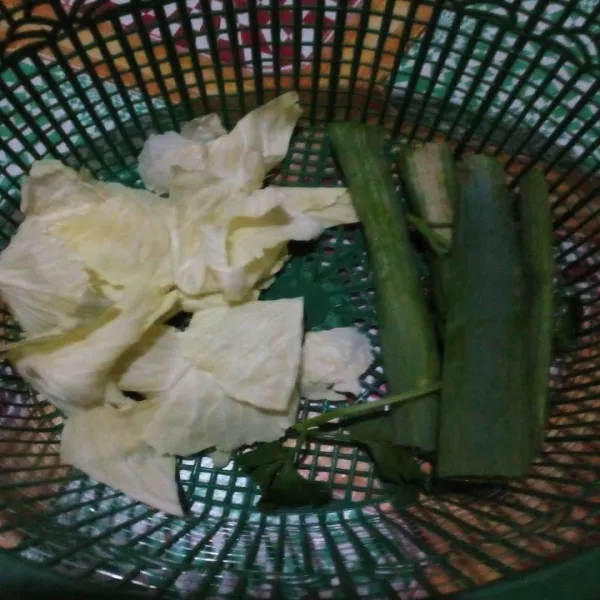 Cuci daun kol dan daun bawang, lalu potong-potong.