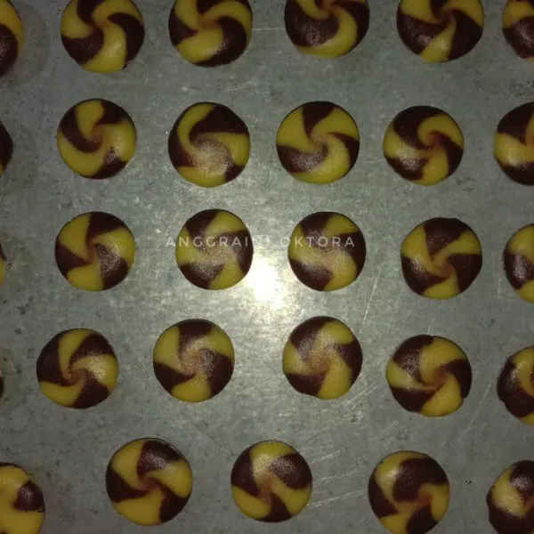 Panggang dioven dengan suhu 150°C selama 50 menit atau sampai matang, dinginkan diatas cooling rack lalu masukan toples/wadah kedap udara.