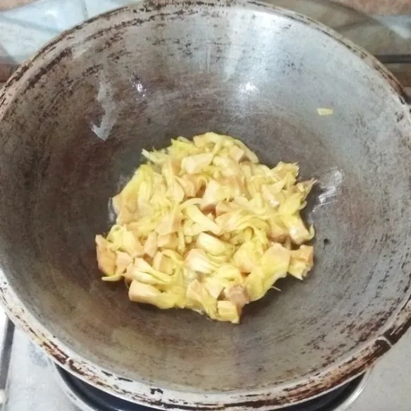 Panaskan minyak (jangan terlalu banyak). Goreng kulit campedak hingga layu (jangan sampai kering). Angkat, tiriskan.