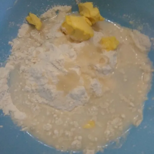Campur tepung, gula halus, vanili dan garam. Tambahkan telur dan margarin cair. Aduk rata