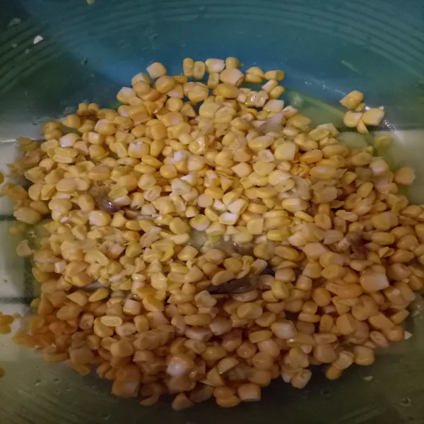 Pipil jagung dan campurkan dengan bumbu halus, tambahkan dengan 2 sdm air masak. Jagungnya agak ditekan-tekan supaya sari-sarinya keluar dan lebih manis