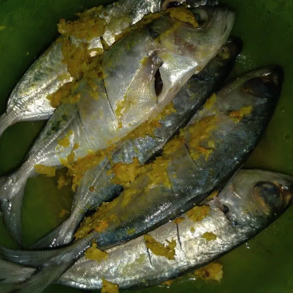 Lumurkan bumbu ke ikan, diamkan 10 agar bumbu meresap.