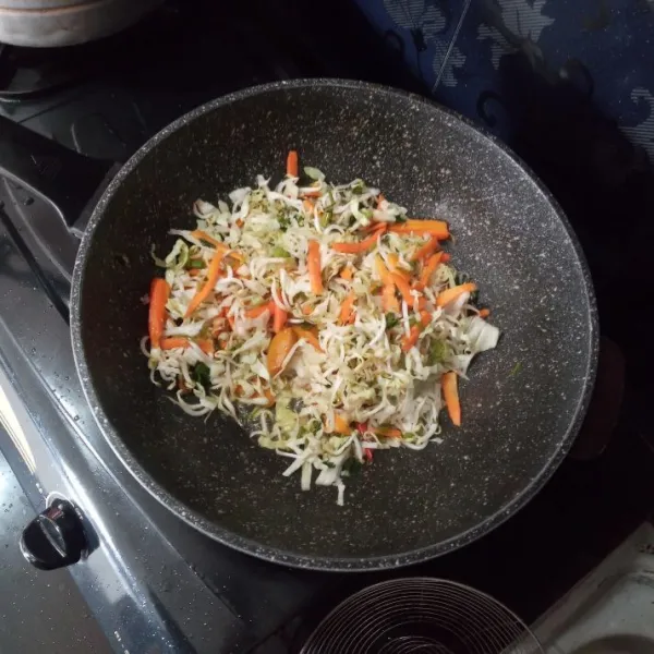 Masukkan wortel, kol, taoge, bawang daun dan daun seledri, aduk rata.