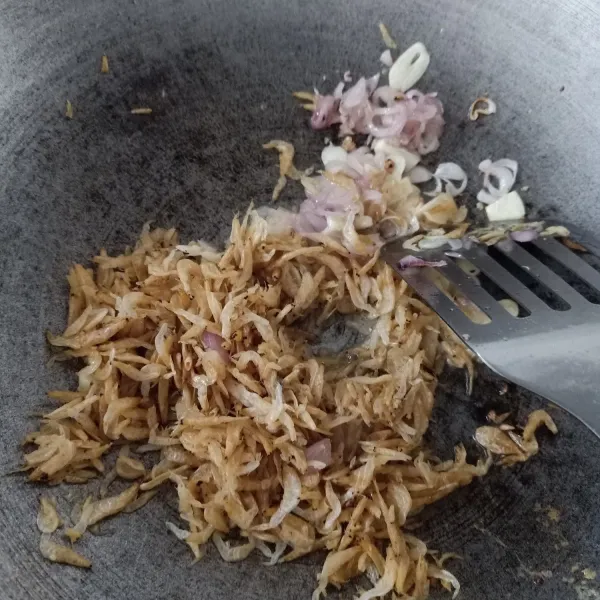 Tumis bumbu iris dengan sedikit minyak goreng sampai harum, lalu masukkan udang papai, oseng sampai harum.