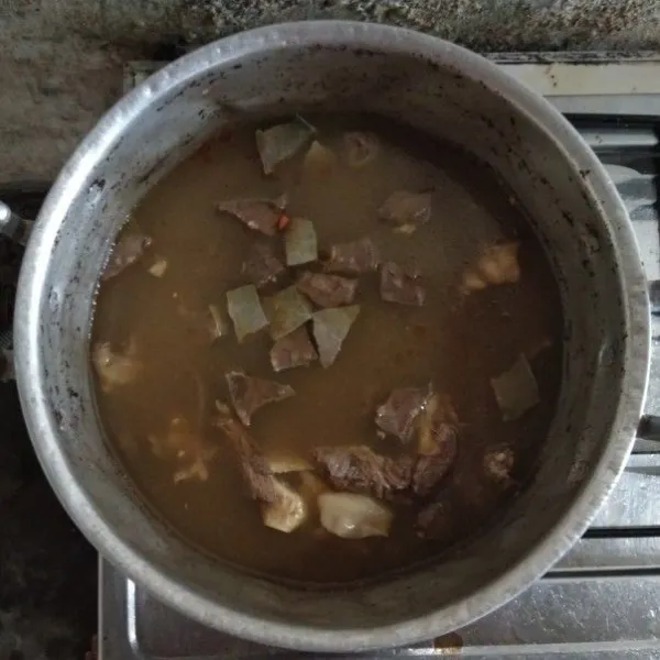 Masukkan bumbu ke dalam panci. Tambah irisan jeruhan tadi dan air. Serta masukkan sereh dan daun salam. Rebus hingga mendidih.