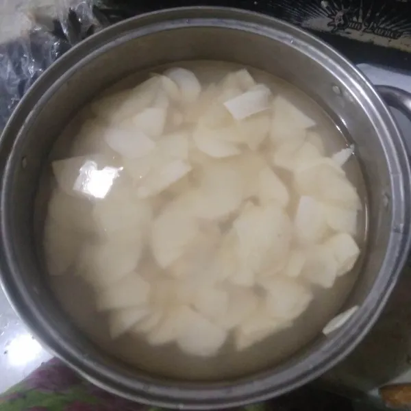 Larutkan garam, bawang putih bubuk dan ketumbar bubuk dengan 1 liter air. Masukkan talas, rendam selama 1 jam.