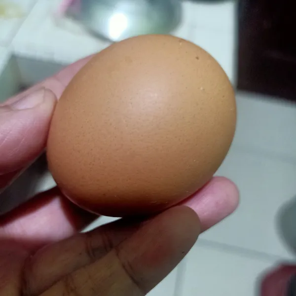 Siapkan telur ayam.