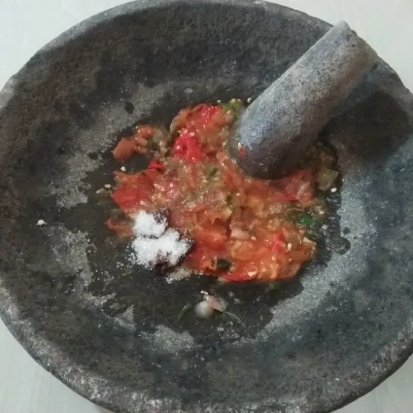 Lalu masukkan gula merah dan gula pasir. Ulek hingga gula larut. Aduk rata dengan bantuan spatula. Koreksi rasanya.