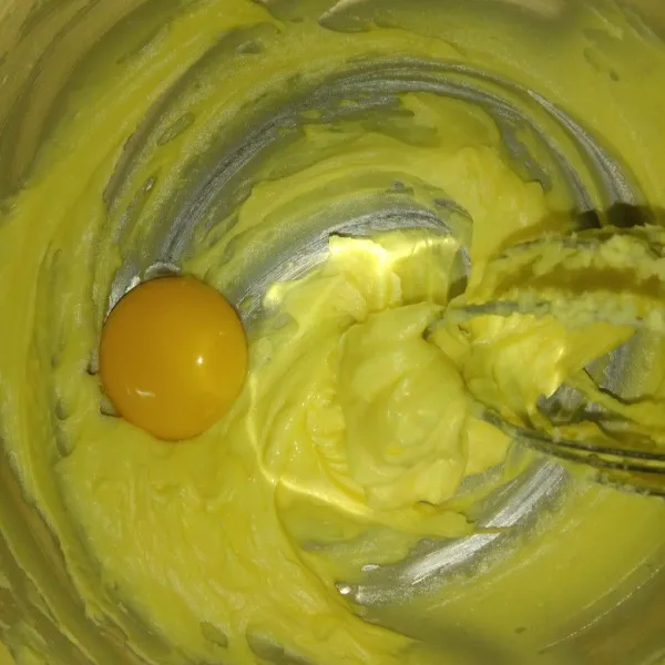 Mix gula, butter dan margarin sampai tercampur saja. Lalu masukan kuning telur. Mix hingga tercampur rata sekitar 1-2 menit. Bagi adonan menjadi 2 bagian.