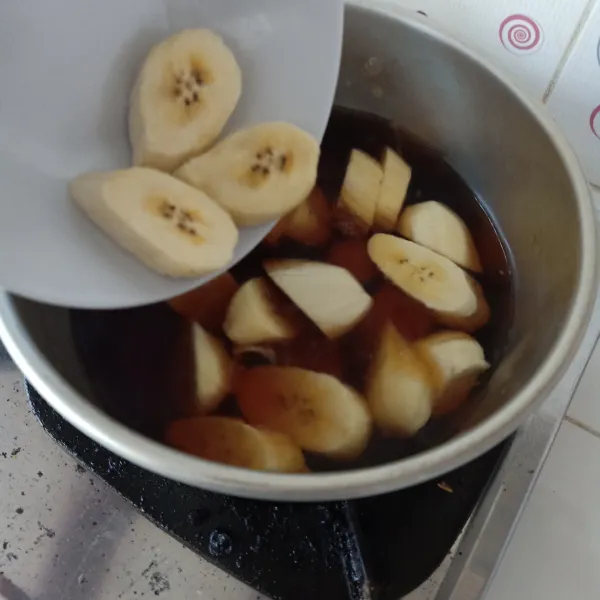 Masukan pisang ke air rebusan gula merah