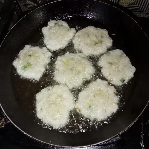 Goreng adonan cireng dengan api sedang hingga matang.