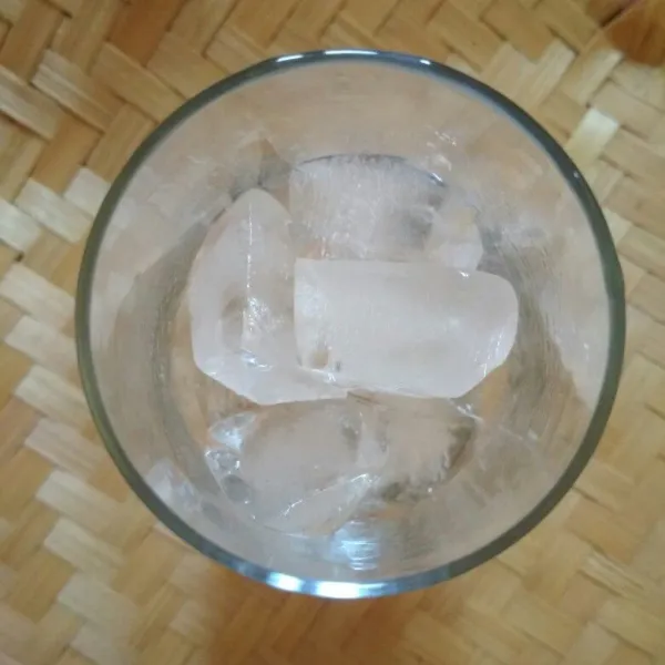 Tata es batu dalam gelas saji