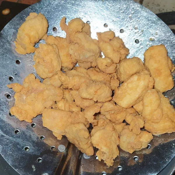 Goreng ayam sampai matang.