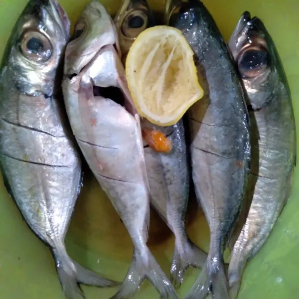 Bersihkan ikan cuci dan lumuri dengan air jeruk nipis, diamkan beberapa saat. Bilas kembali dengan air.