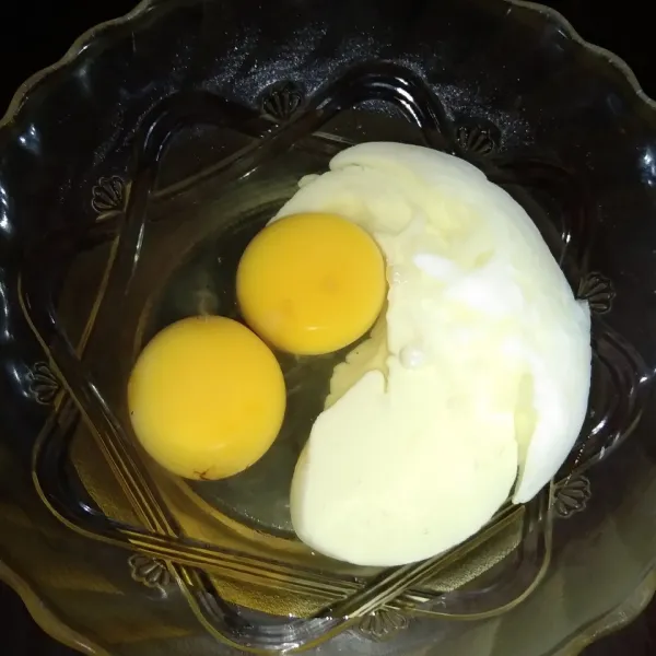 Masukkan telur dan susu dalam satu wadah, lalu dikocok lepas.