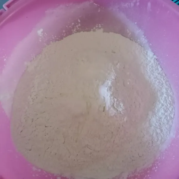 Campur tepung ketan, tepung beras, vanili dan baking powder.