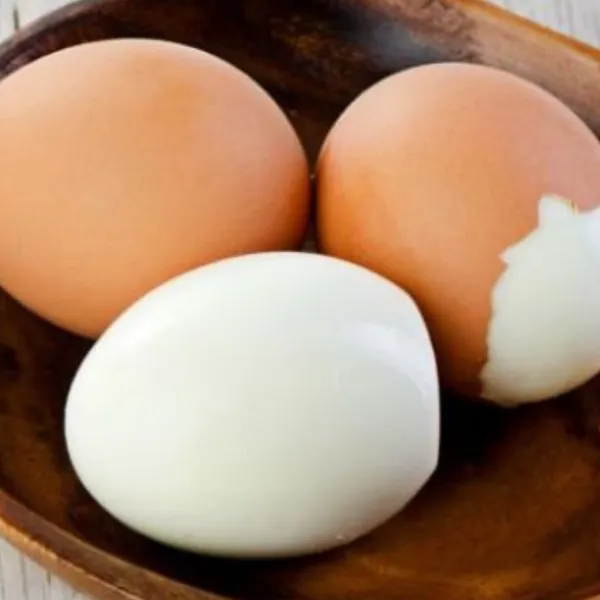 Telur ayam direbus lalu dikupas.