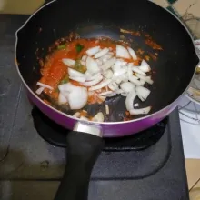 Masukkan daun salam, daun jeruk, dan 1 buah bawang bombay yang sudah di cincang kasar