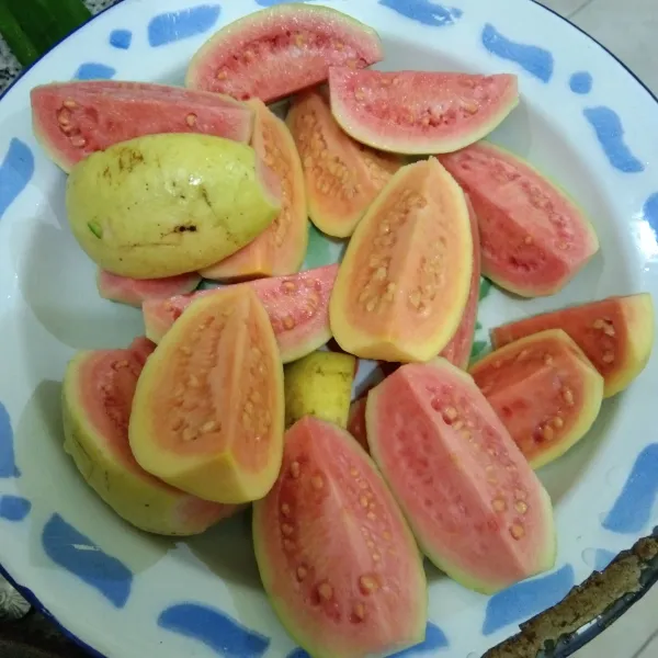 Potong-potong jambu biji, sisihkan