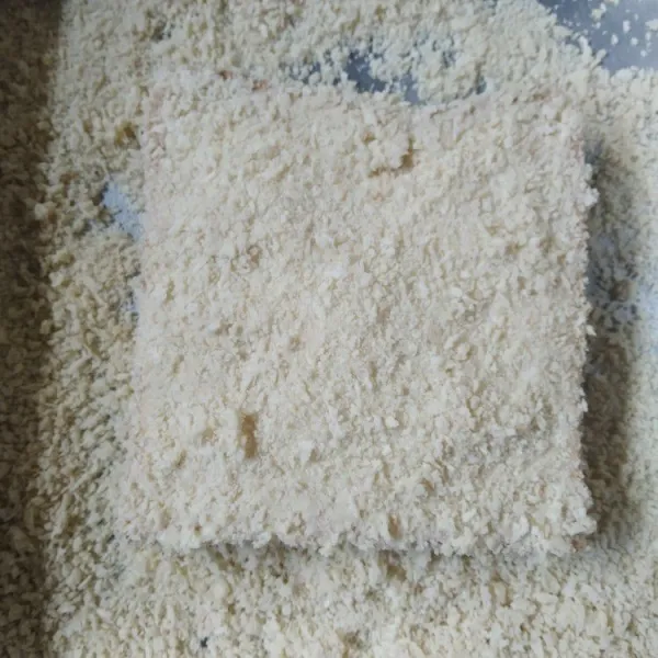 baluri roti dengan tepung panko hingga semua permukaan tertutupi, simpan dalan lemari es selama 30 menit