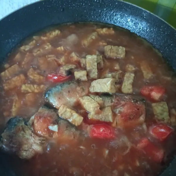 Tambahkan air sebanyak 1 kaleng sarden, masak hingga mendidih. Masukkan tempe goreng, garam dan gula, koreksi rasa sambil diaduk perlahan.