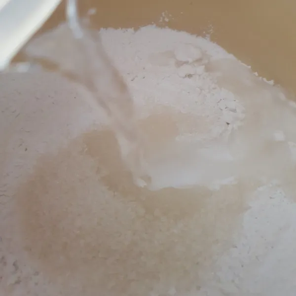 Campur tepung ketan, tepung beras, garam, vanila, tambahkan air dan mentega putih. Aduk hingga tercampur.