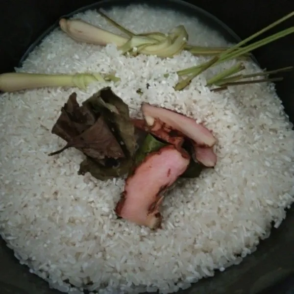 Masukan lengkuas, daun salam dan serai