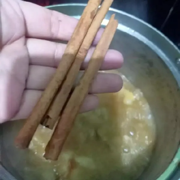 Masukkan kayu manis, cengkih dan bubuk pala. Aduk rata dan cicipi koreksi rasa. Masak sampai kuah menyurut hingga menyerap bumbunya ke ayam. Lalu siap dihidangkan.