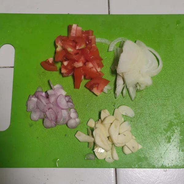 Rajang bawang merah, bawang bombay dan bawang putih. Potong dadu tomat.