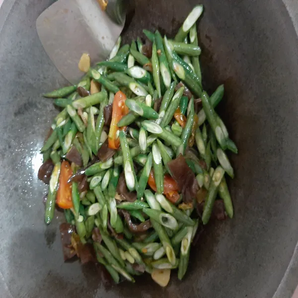 Masukkan garam, gula, dan penyedap rasa. Lalu tutup masak kurang lebih 3 menit atau sampai kacang empuk. Siap untuk disajikan.