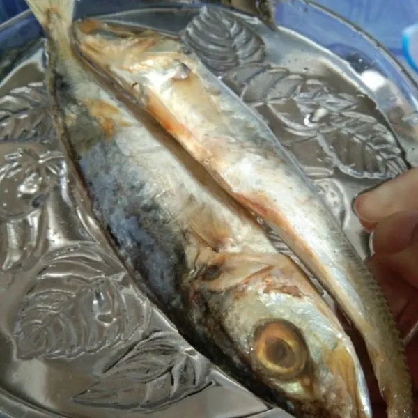 Cuci ikan peda, tiriskan kemudian goreng hingga kering, tiriskan