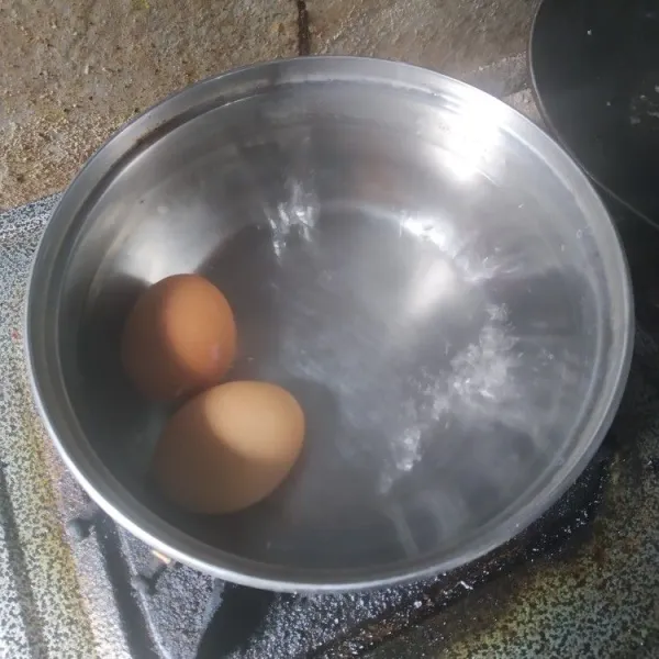 Rebus telur dalam air mendidih yang sudah diberi garam dan cuka masak selama 8 menit sambil sesekali diaduk agar kuning telur berada ditengah.