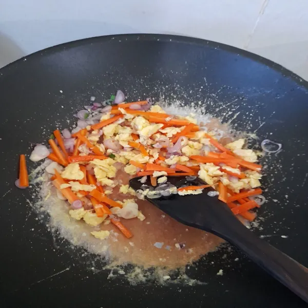 Kocok lepas telur, masak telur orak-arik, masukkan wortel, masak hingga wortel matang.