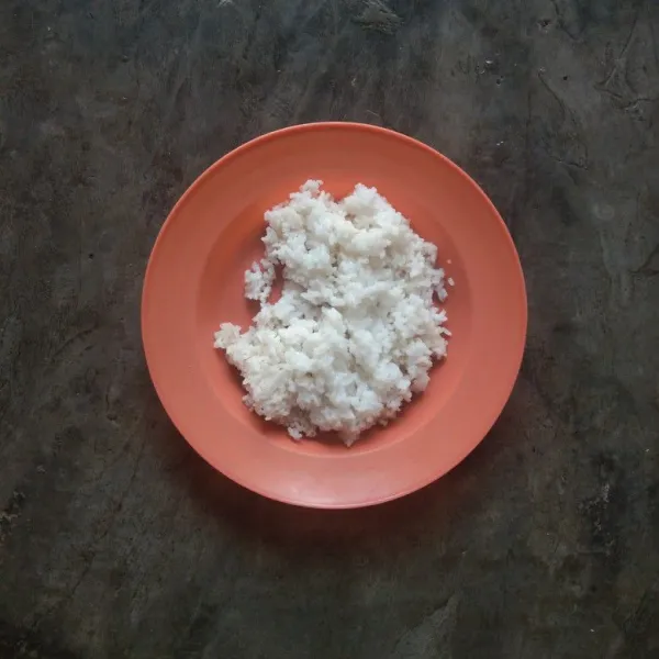 Siapkan sepiring nasi putih.