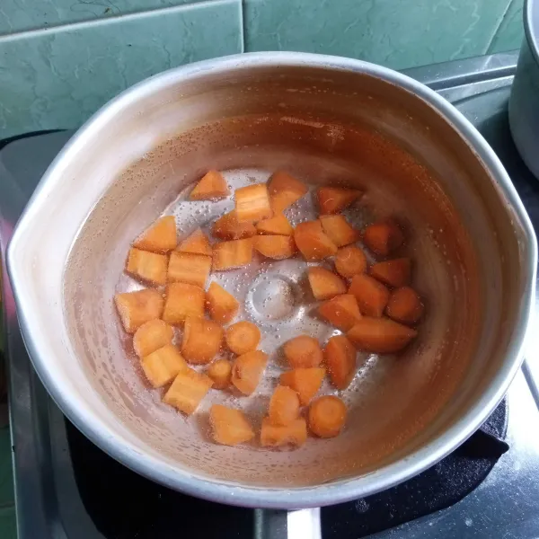 Rebus wortel sampai air mendidih.
