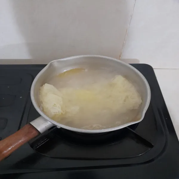 Rebus air dengan minyak hingga mendidih, masukkan bihun, masak hingga matang dan tiriskan.