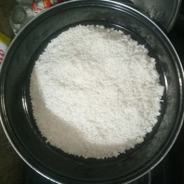 Kukus +-10-15 menit hingga nasi & tepung tapioka lengket