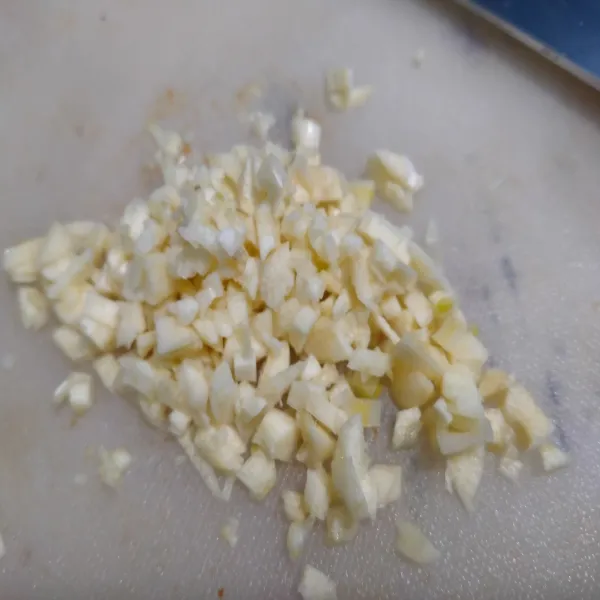 Cincang bawang putih, sisihkan.