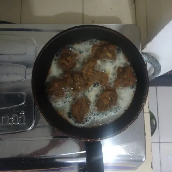 Goreng daging ke dalam minyak yang panas lalu angkat.