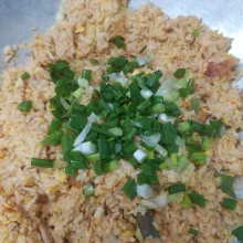 Masukkan irisan daun bawang. Tumis sebentar sampai daun bawang layu. Angkat dan sajikan dengan pelengkap bawang merah goreng.