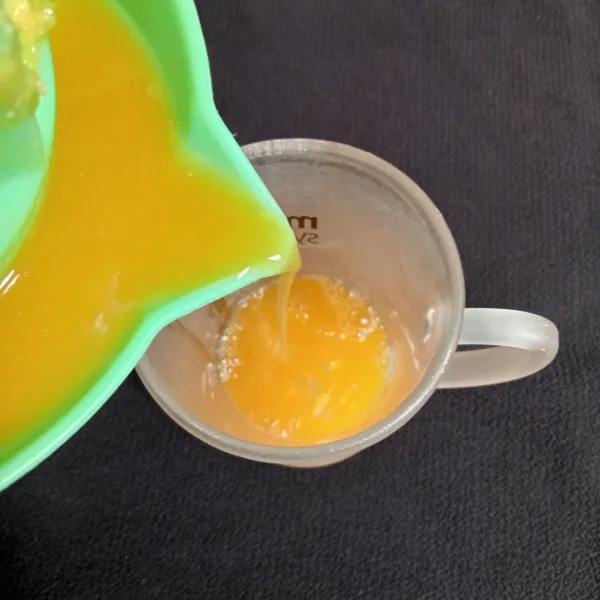 Masukkan air jeruk kedalam gelas.