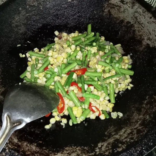 Masukkan jagung dan kacang panjang, aduk rata.