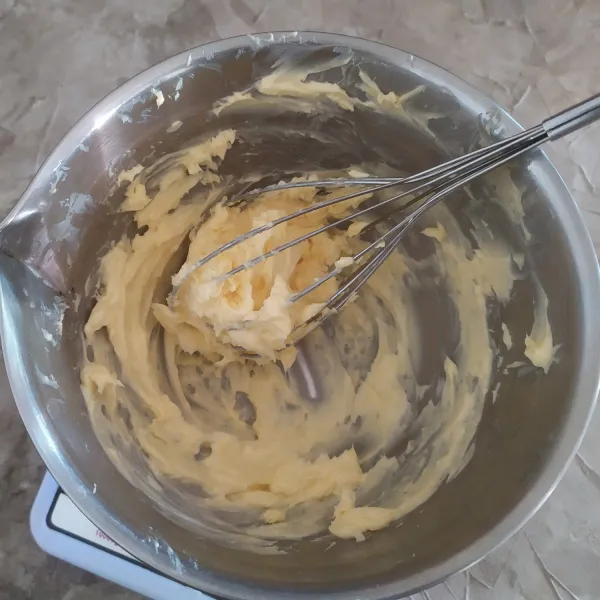 Aduk butter dengan balon whisk hingga creamy.