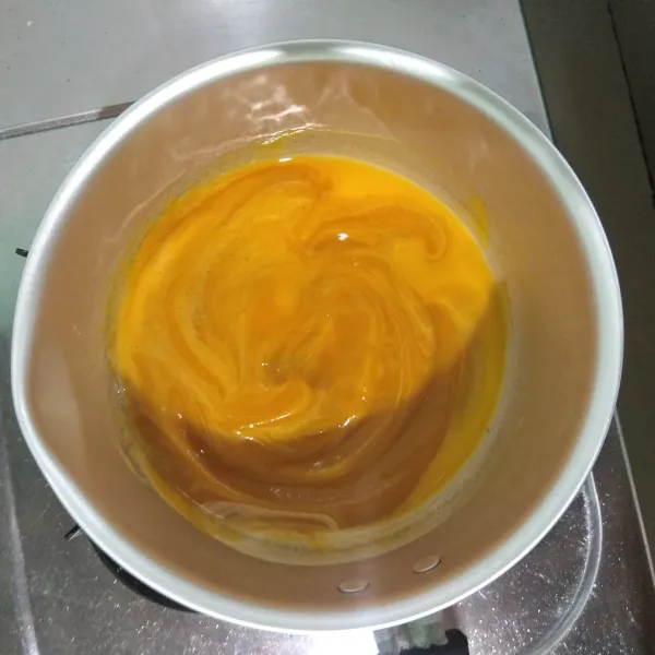 Masukkan labu kuning yang sudah diblender dan larutan  tepung ketan kedalam panci, aduk rata.