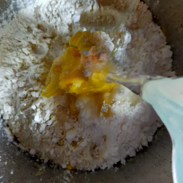 Adonan B:  Campur tepung, margarine dan gula halus hingga berbutir, tambahkan air dan garam. Uleni.