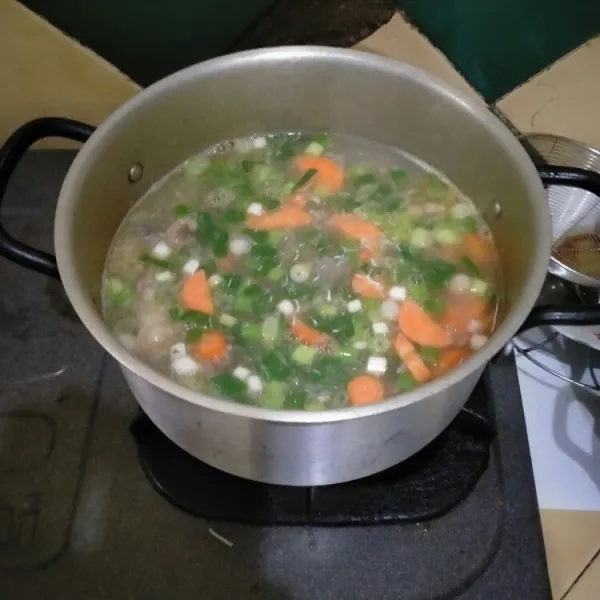 Setelah 90 menit, masukan tumisan bumbu halus ke dalam panci. Kemudian masukan wortel dan bawang prei. Aduk rata